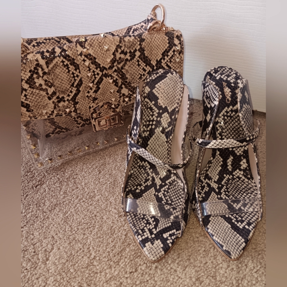 Open toe Pump